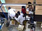 女童突然渾身抽搐，護士飛身翻躍工作臺抱起女童20秒沖進急診