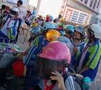 小學(xué)生走路上下學(xué)也要戴頭盔？當(dāng)?shù)亟逃肿钚禄貞?yīng)