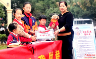 六安市一社區為文明養犬戶頒發獎狀