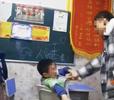 内蒙古一小学老师反复推搡学生胸口，称“就是想吓唬他”，教育局回应