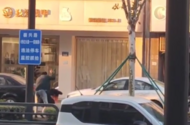 男子當街持榔頭襲擊路過女子 事發浙江桐鄉