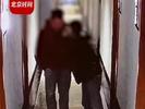 女子住店遭酒店员工带陌生男子开门，当事人：幸好挂了防盗链，酒店：已赔3倍房费