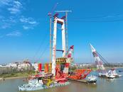 550噸！G3銅陵長(zhǎng)江公鐵大橋架梁吊機(jī)成功整體轉(zhuǎn)場(chǎng) 系國(guó)內(nèi)首次