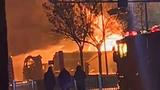 ​山东东营一路口油罐车起火，目击者：听见“轰”的一声，当地多部门已介入处理