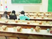 廣東一高校辦“女生節(jié)”，5個(gè)男生輪流給1個(gè)女生帶早飯？校方回應(yīng)：自愿參加
