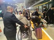 北京豐臺至宿松K1071次列車：男子術后乘車 列車長傾情相助