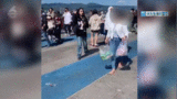 女子景区“捡垃圾”谋生？看到真相，网友怒了