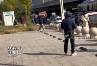 河南商丘男子持工具砸警車 試圖襲擊警察被制服 派出所回應：送精神病院了
