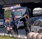 網傳河南商丘街頭一男子手持長條物砸警車并打警察   派出所回應