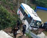 湖南一客車與校車發生刮擦后駛入路邊淺水田里   3名乘客受輕傷