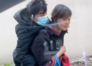 “母親背著成年兒子艱難行走”引發網友共鳴 南京官方回應：尋找二人提供幫助