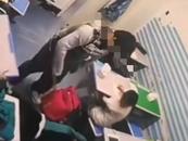 杭州蕭山一培訓機構老師踹打學生   打人者已被警方控制