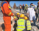 工人被钢筋刺入面部  黄山消防切割钢筋协助送医