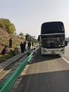 大客車高速“拋錨”多名乘客下車 合肥交警緊急處置