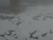 这一河流，现有毒泡沫！民众坚持在河中沐浴