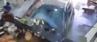 湖南一寶馬車沖進酒店 前臺被撞粉碎