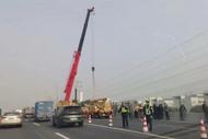 上海一廂式貨車墜落橋下鐵路 事故引發(fā)擁堵超過(guò)10公里