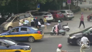 池州7位熱心市民抬車救人后悄悄離去 當地鍥而不舍找到好心人表彰