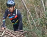 電動三輪車側翻山溝 明光數位“驢友”援手遇險農婦