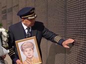 跨越時空的“相見”！他在67歲第一次叫出“爸爸”