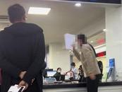 女子辦事大廳怒懟工作人員，官方：不存在“一次性告知”不到位，當事人已道歉