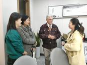 七旬退休外教和學生在合肥相聚 稱希望幫助中加兩國發展友誼