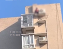 老人欲跳楼轻生 一女子大喊跳下来啊