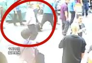 福建石獅一城管人員 推倒拖拽老人致其受傷？ 回應：已向當地鎮政府了解情況