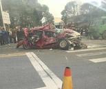 岳陽一紅色轎車被撞毀，肇事司機被控制，女司機死亡，兩女孩受傷