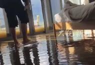 洱海水灌進民宿客房海景房變真“海景”店家回應：免費更換房間