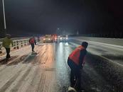 安徽省公路系統鏖戰風雪保暢通