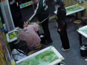 只因多添幾勺調(diào)料，顧客竟被老板辱罵毆打？警方回應：已介入調(diào)查