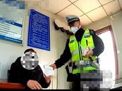 夫妻鬧矛盾丈夫不?？奁?六安高速交警化身“和事佬”