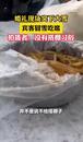 婚禮現(xiàn)場賓客們冒雪吃席 網(wǎng)友：竟然有流雪席！
