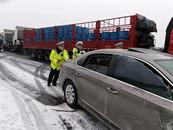 雪天高速路兩車相撞第二車道被占  交警變身“推車哥”消除隱患