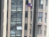 66歲老人忘帶鑰匙竟從14樓翻窗回家 被困窗臺外懸空2個多小時