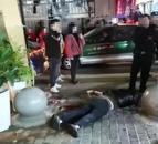 重慶一夜市多人打架，有人倒地不起，當地：警方已介入