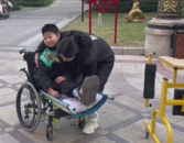 年终人物回访|亳州“扭扭车男孩”术后睡觉都穿辅具，再难也未放弃学习