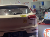一輛汽車深夜沖進路邊蜜雪冰城店，事發蘇州木瀆古鎮