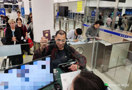 六國免簽政策試行首日，首位抵深旅客直呼開心