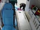 湖北孝感一患者被抬下救护车时摔伤 事发十多天没给明确解决方案 当地卫健局回应