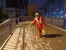 合肥城管应对雨雪 连夜撒布融雪剂