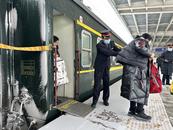 真暖心！列车员冒雪挨个扶旅客上下车