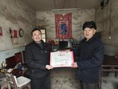 懷寧縣雷埠鄉老年學校為學員頒發征文獲獎證書
