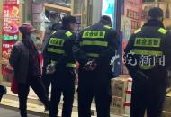 城管店鋪門口“排隊瞪眼” 持續針對一家店執法惹質疑 上海當地城管部門回應