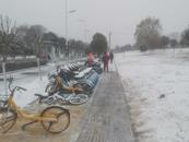 記者跟隨市民體驗雪天上班路：冒雪步行太費(fèi)時，地鐵換乘與平時相差不大  
