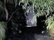  貨車凌晨落河，歙縣民警下冷水中救人