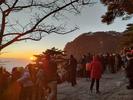 游客聚集黄山排云亭景区看日落，挥别2023