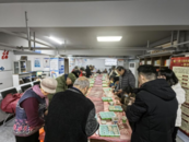 雪華鄉（宏業村街道）第二社區開展“情暖冬至 幸福鄰里”包餃子送溫暖活動