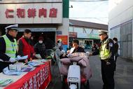 巢湖交警深入農(nóng)貿(mào)市場開展交通安全宣傳教育活動(dòng)